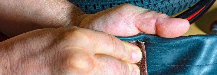 Hände rauen Fahrradschlauch mit Schleifpapier auf